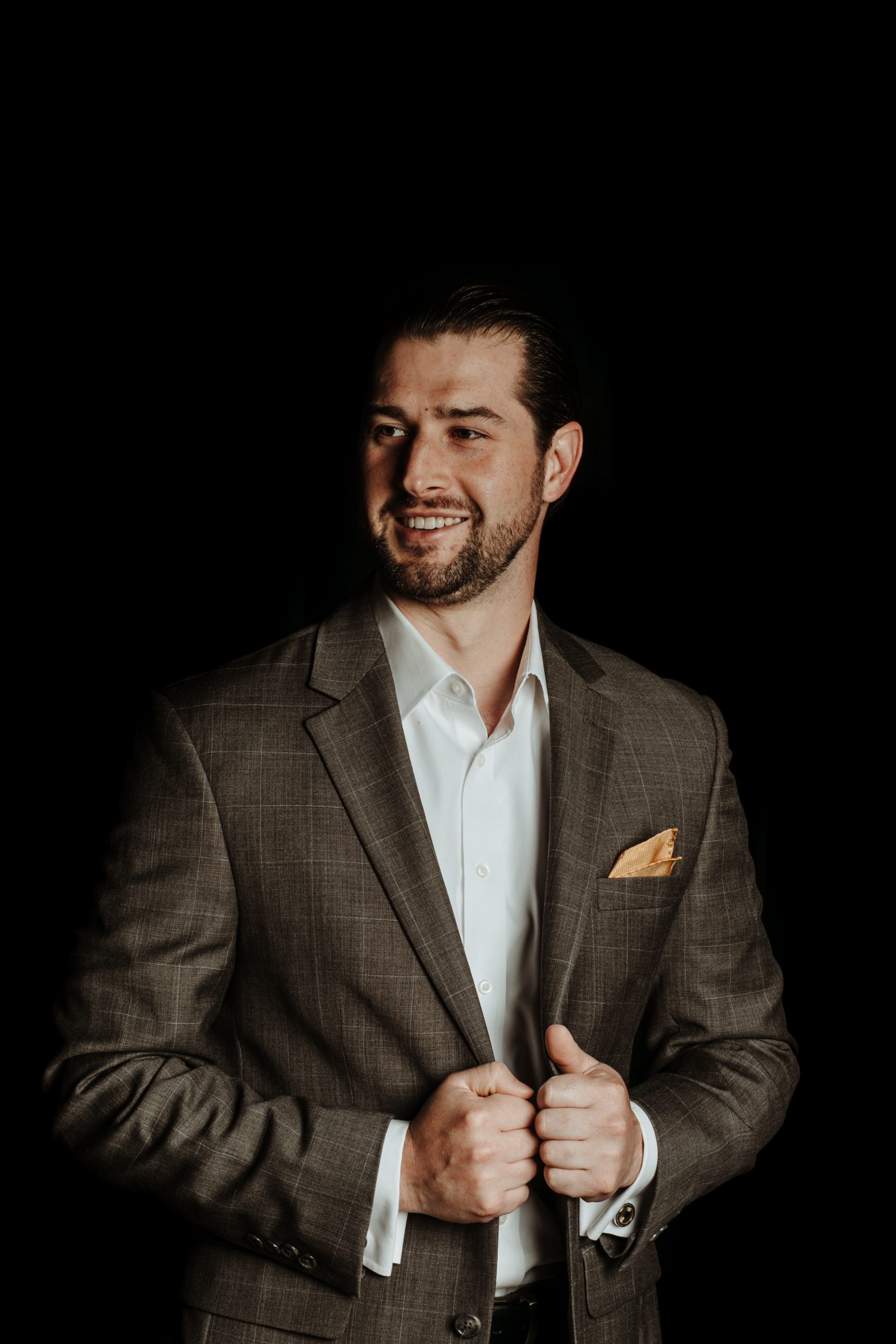 A man in a suit and tie smiling.